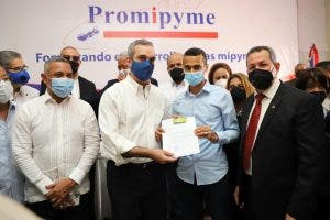 Abinader entrega más de RD$18 millones a pequeños y medianos empresarios de SFM