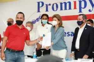 Vicepresidenta y Promipyme otorgan préstamos a microempresarios en Higüey