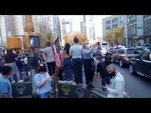 Cientos de personas se concentran en hotel de Donal Trump y la Casa Blanca para celebrar victoria de Biden