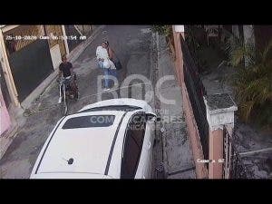 Delincuente asalta a punta de pistola mujer con niño en brazos