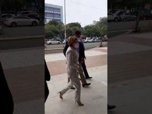 Lucía Medina llega a la Procuraduría junto a sus abogados Dario Baba y Luis Rivas