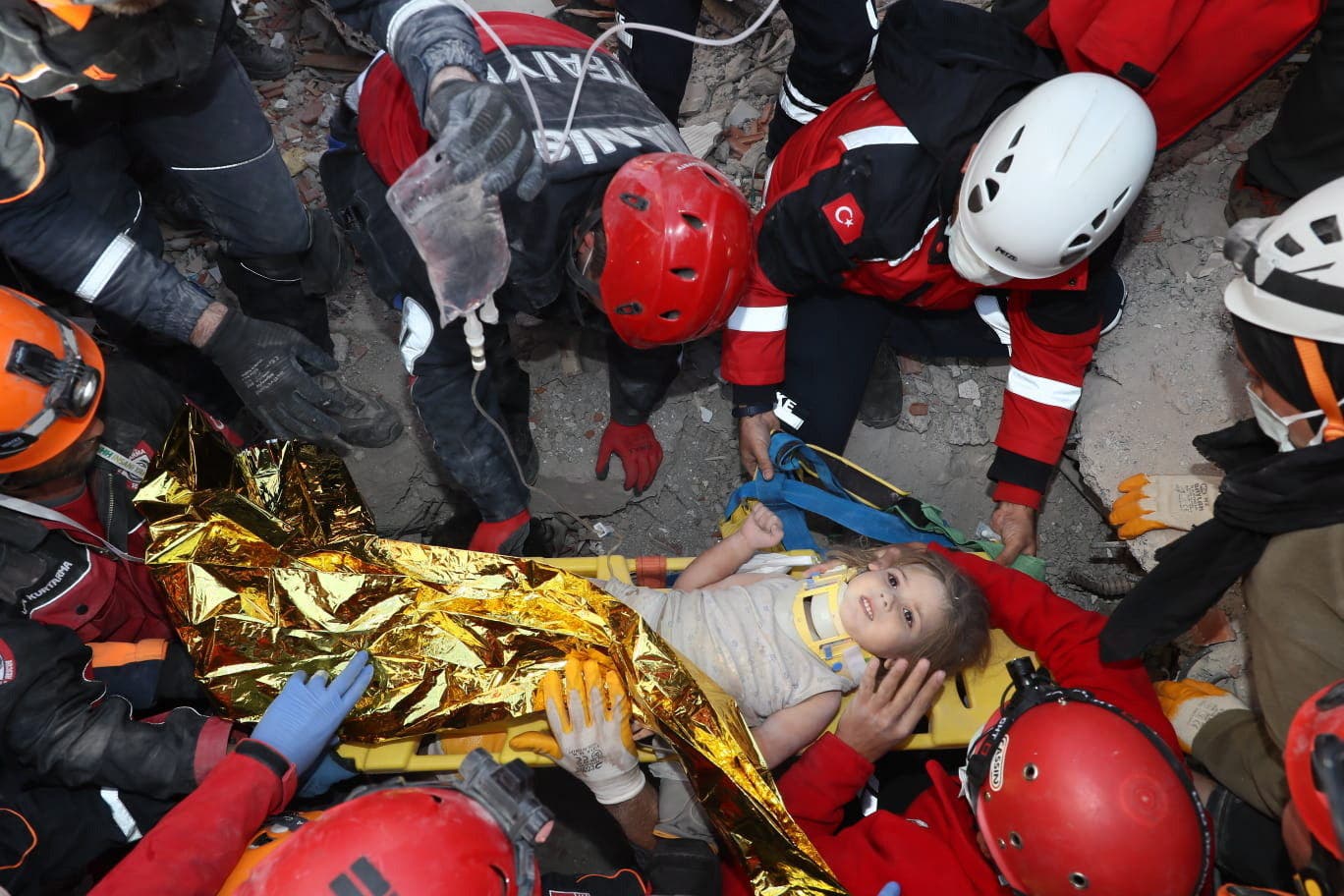 Rescatan a niña tras cuatro días bajo los escombros del terremoto en Turquía