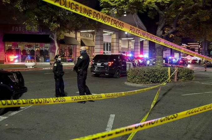 Tiroteo en centro comercial de California deja un muerto