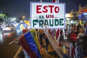 Hispanos se manifiestan en Miami en apoyo a las denuncias de fraude de Trump