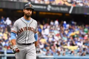 Mac Williamson demanda a dueños de campo de juego por su conmoción