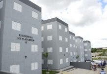 Abinader entrega 72 apartamentos; recibe arroceros