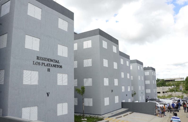Abinader entrega 72 apartamentos; recibe arroceros