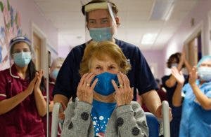 Una mujer de 90 años recibió primera vacuna