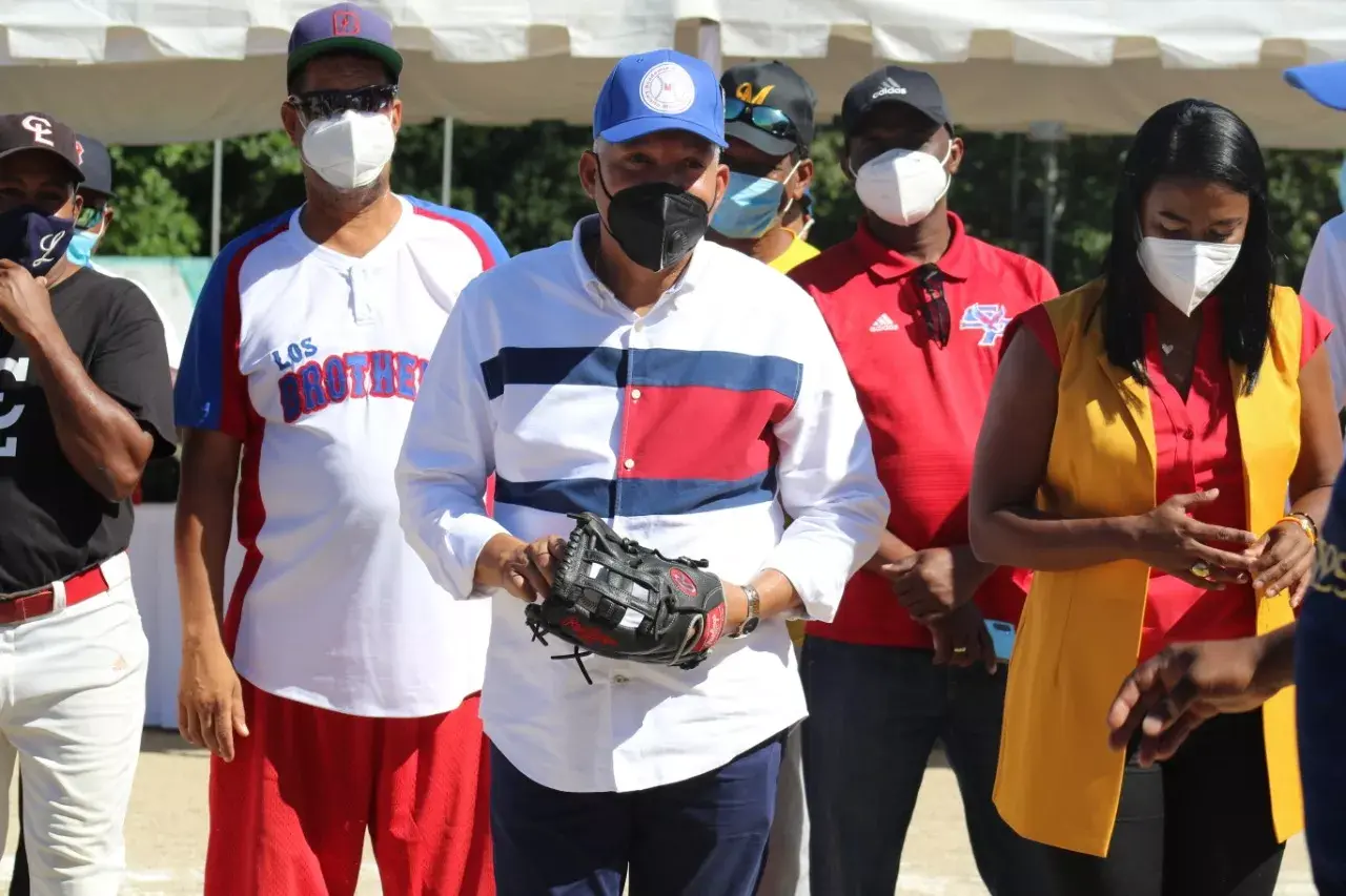 Liga beisbol Luisito Mercedes reconoce y dedica torneo a Radhamés González, director OMSA