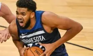 Towns tiene muñeca izquierda “dislocada”