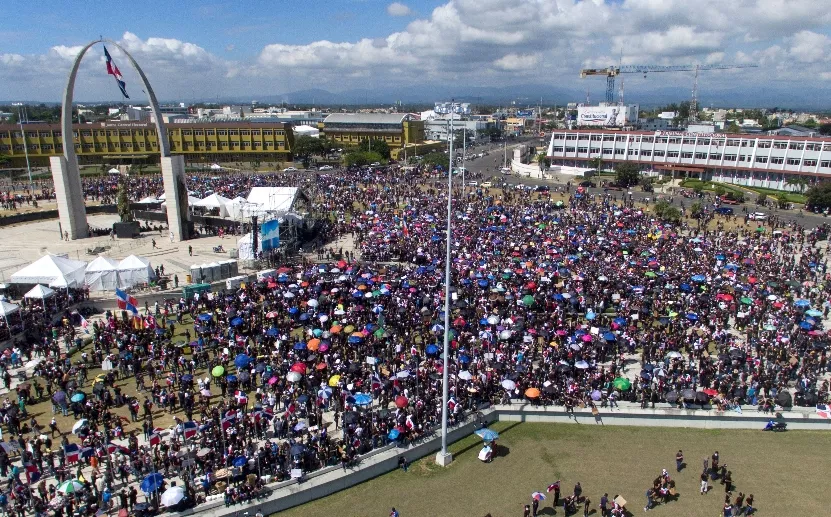 Manifestantes en la Plaza de la Bandera de Santo Domingo