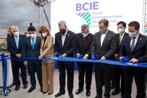 Presidente Abinader asiste a inauguración de nueva sede del Banco Centroamericano