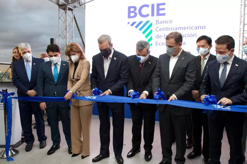 Presidente Abinader asiste a inauguración de nueva sede del Banco Centroamericano