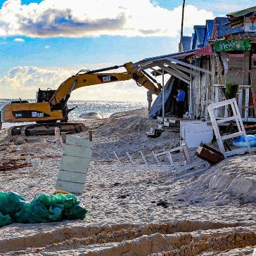 Medio Ambiente retira de playas negocios que eran ilegales