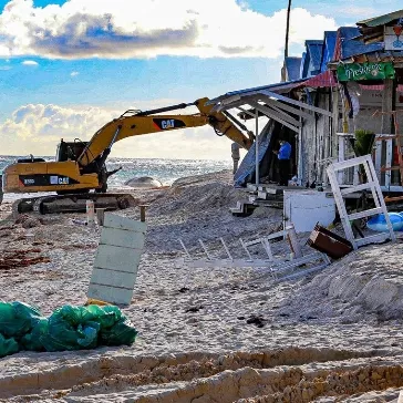 Medio Ambiente retira de playas negocios que eran ilegales