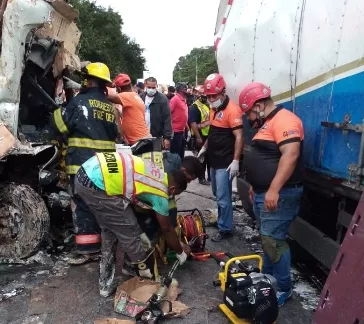 Accidente causa tres muertes y 2 heridos