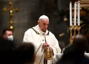 El papa celebra la Misa del Gallo más solitaria llamando a la fraternidad