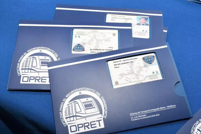 Policías y oficiales recibirán carnets para acceder gratuitamente a servicios de la OMSA, Metro y Teleférico