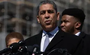 Espaillat llama a los latinos en EE. UU. a no votar por Trump