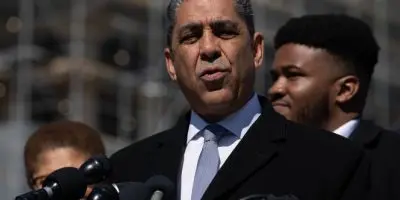 Espaillat llama a los latinos en EE. UU. a no votar por Trump