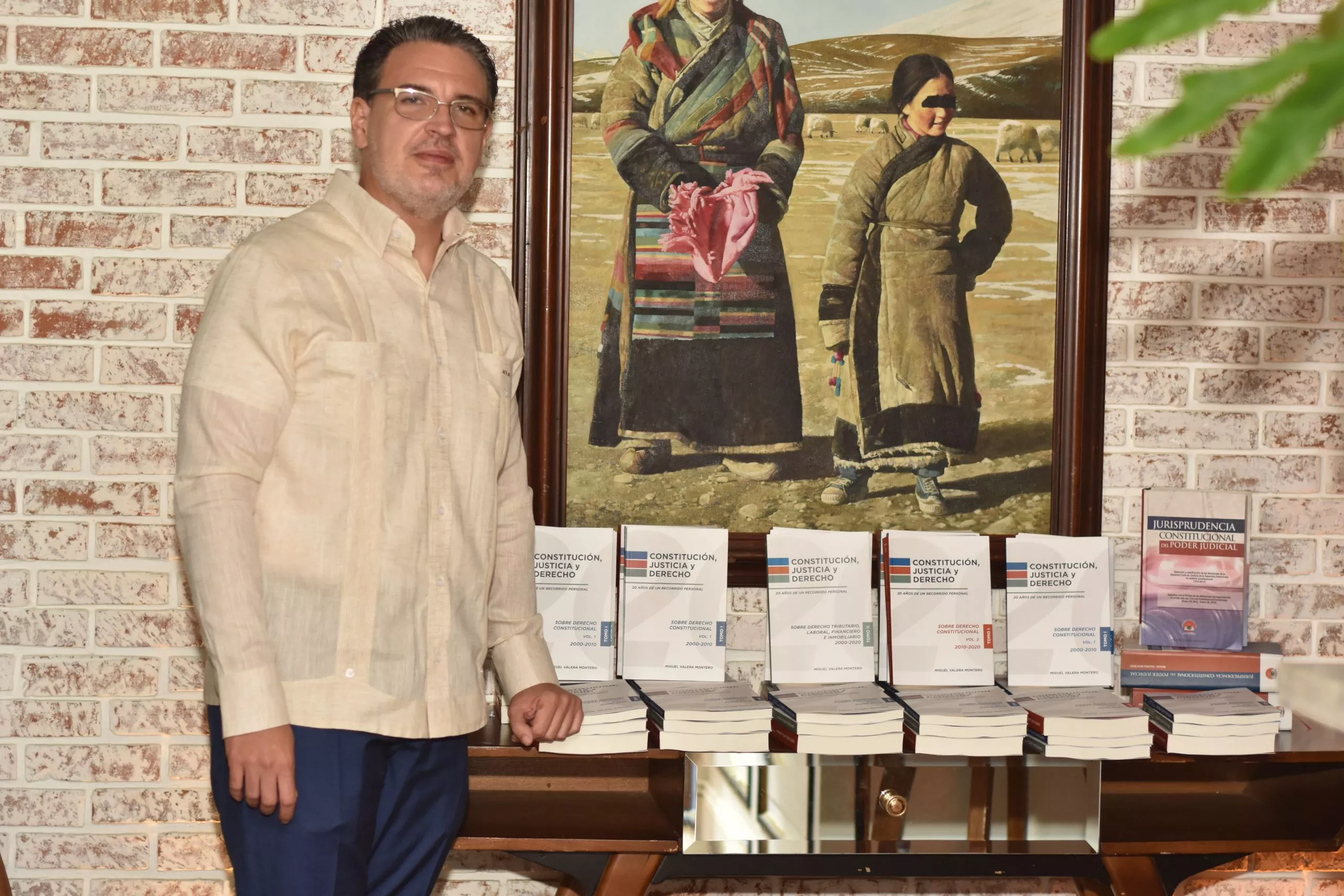 Foto 8, El juez del Tribunal Constitucional, Miguel Valera Montero, junto a sus libros.
