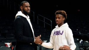 James admite que dos años más con Lakers le dan opción de jugar con su hijo