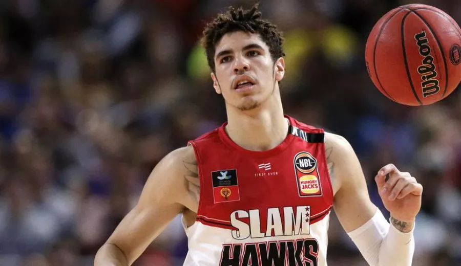 El novato, LaMelo Ball, firma contrato con Hornets