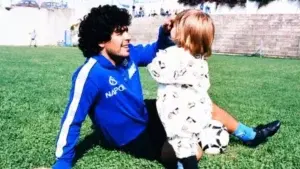 Médico de Maradona insultó a sus hijas y dijo que merecía un monumento