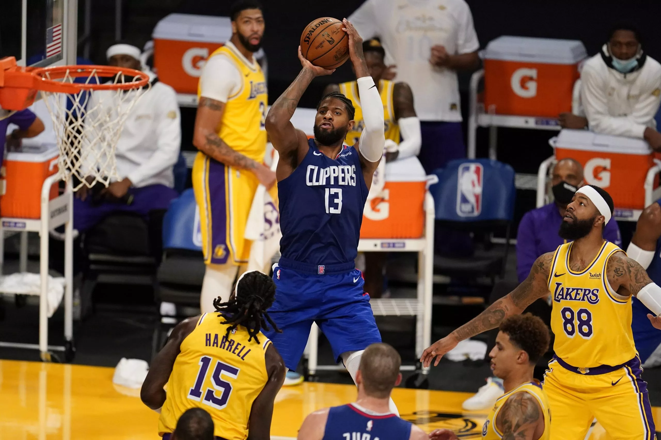 109-116. George y Leonard amargan a Lakers la entrega de anillos de campeones