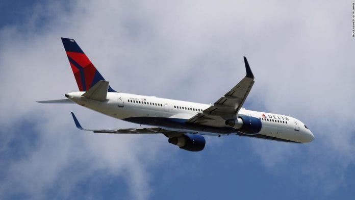 Pasajeros abren a la fuerza puerta de avión se dirigía de NY hacia Atlanta