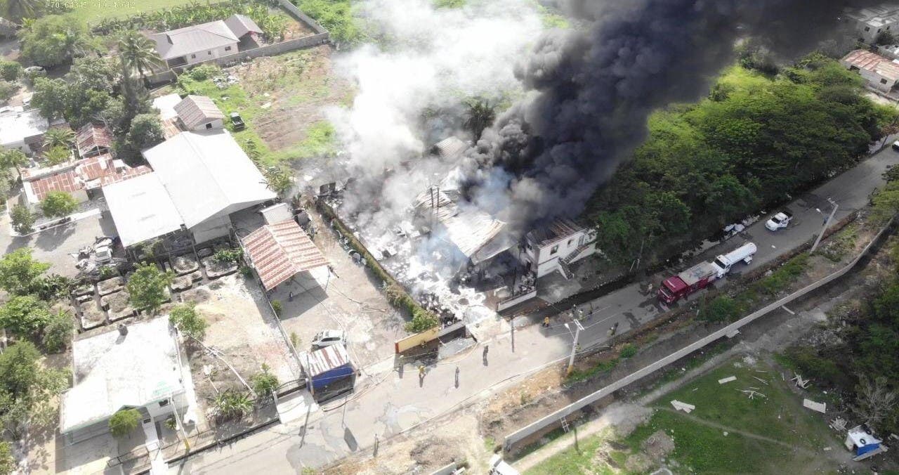 Bomberos logran sofocar incendio en fábrica de transformadores en Santiago