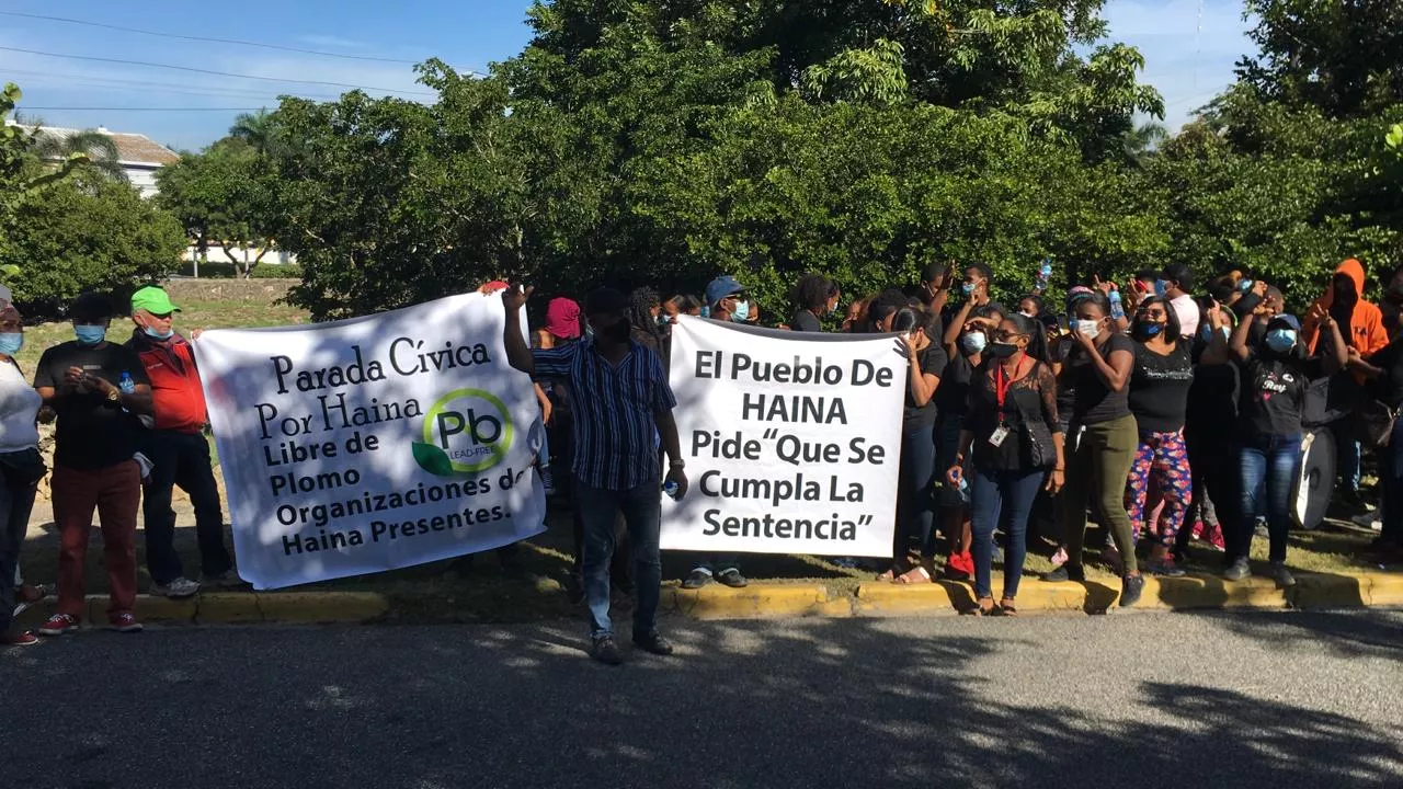 Comunitarios de Haina protestan en Medio Ambiente por cierre de recicladora de baterías