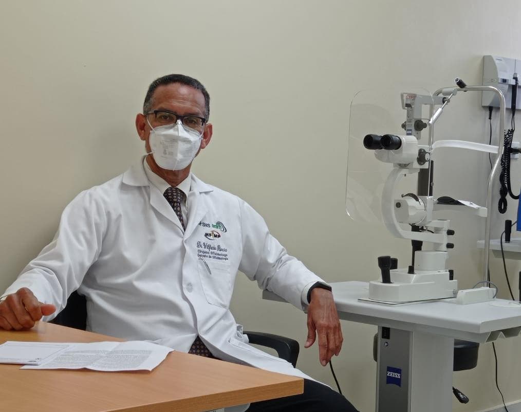 Oftalmólogo del Moscoso Puello alerta sobre causas de pérdida de la visión