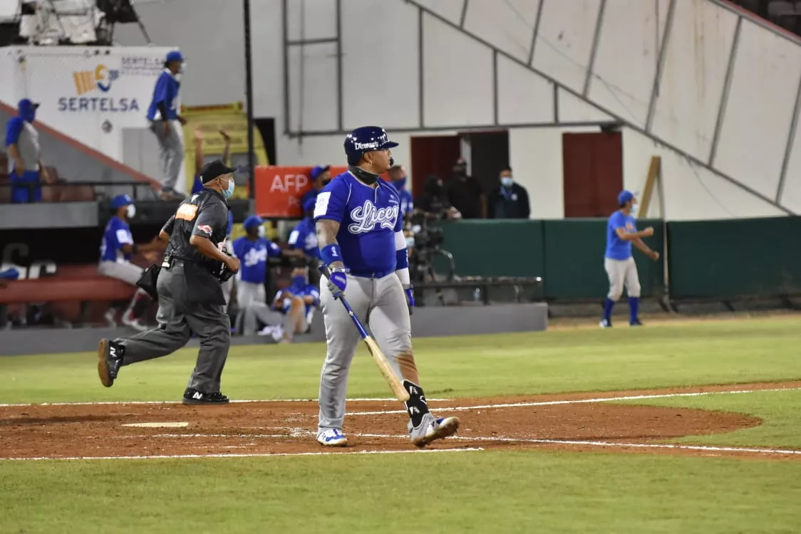 Licey sale del abismo y triunfa vs. Gigantes; Yermín resurge con H4 y 3ce; Listi y Alcántara la sacan