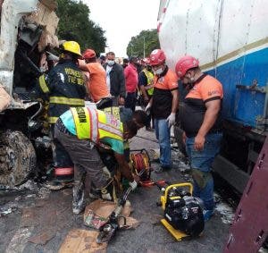 Tres muertos y dos heridos al chocar dos camiones de frente en carretera Puerto Plata