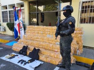 Autoridades decomisaron armas y pertrechos militares; además de 1, 145 paquetes de cocaína en Puerto Caucedo