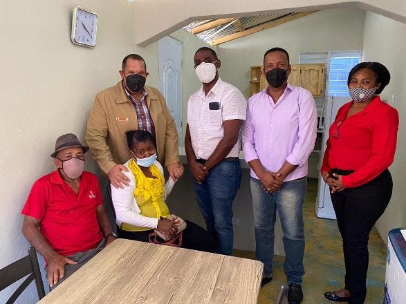 Alcalde Carlos Guzmán entrega vivienda a pareja que vivía en situación precaria