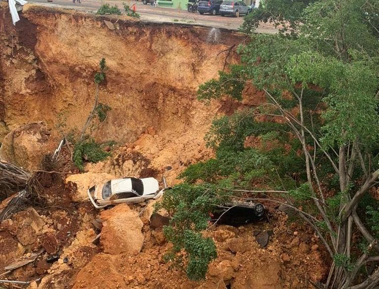 Dos vehículos caen en parqueo soterrado se construye en avenida Bolívar esquina Leopoldo Navarro
