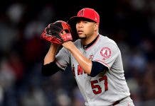 Los Mellizos otorgaron contrato al relevista dominicano Hansel Robles