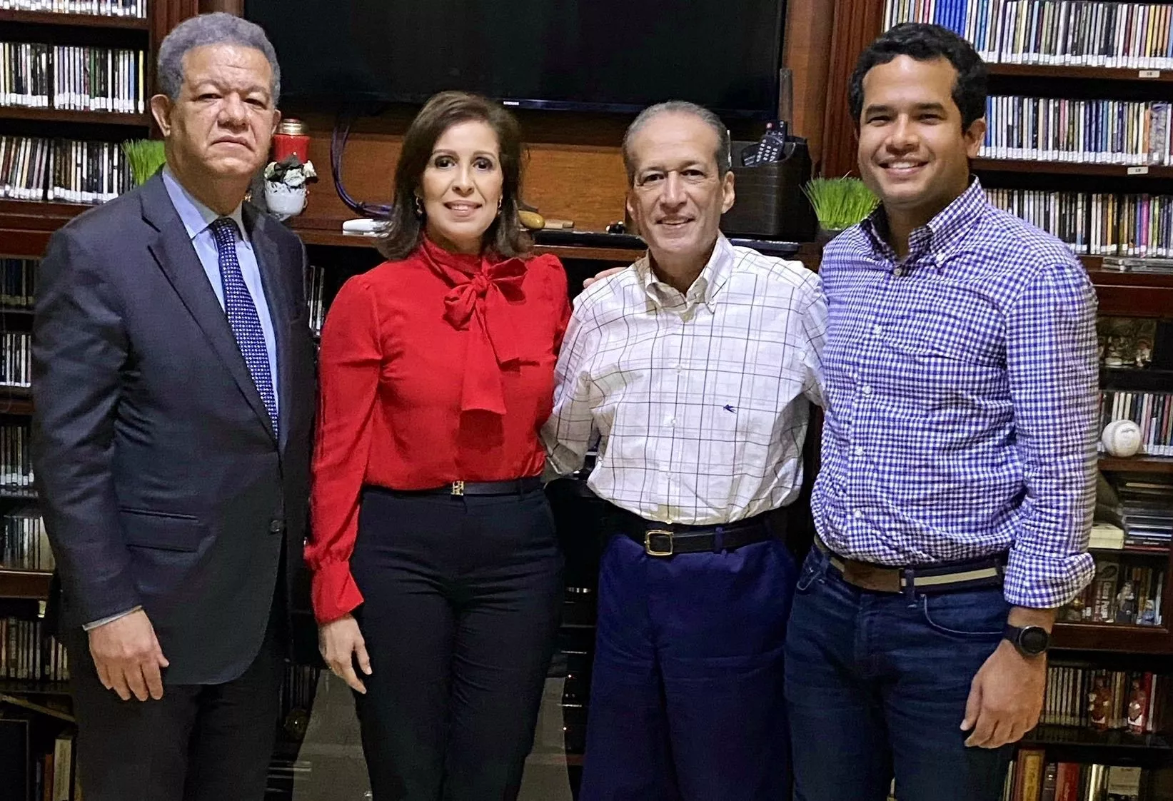 Leonel Fernández visita a  Reinaldo Pared Pérez en su residencia