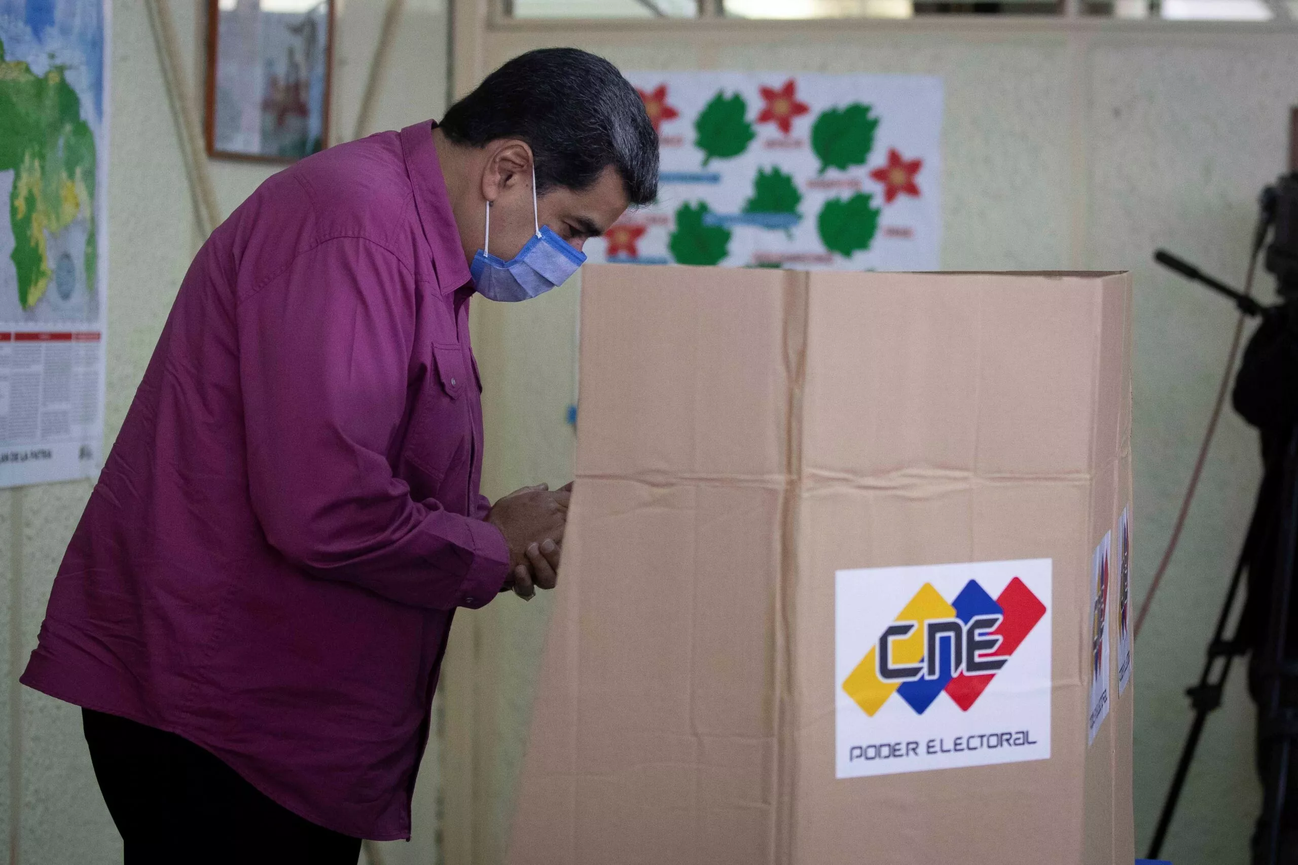 Maduro vota en las elecciones y pide dirimir diferencias a través del debate