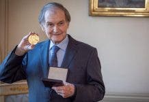 Roger Penrose recibe en Londres el premio Nobel de Física