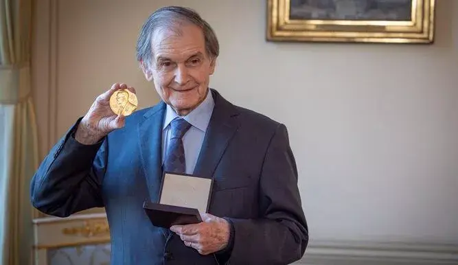 Roger Penrose recibe en Londres el premio Nobel de Física