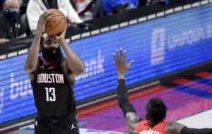 NBA multa a directivo de 76ers por tuit sobre James Harden