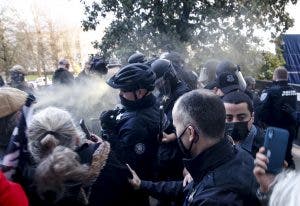 Hombres armados irrumpen en el Capitolio de Oregón contra medidas anticovid