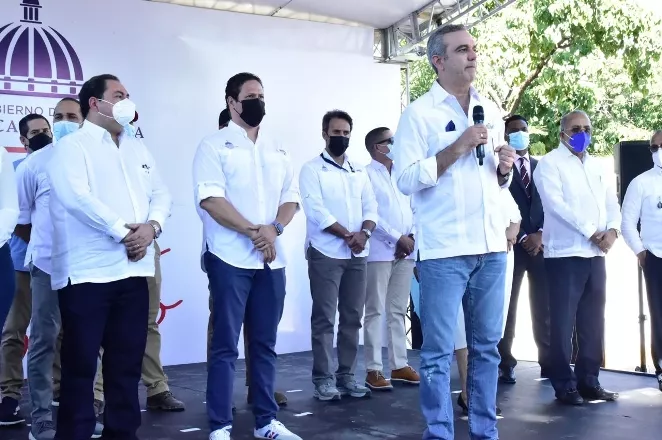 Presidente Abinader entrega Unidad de Cuidados Intensivos a hospital de Azua