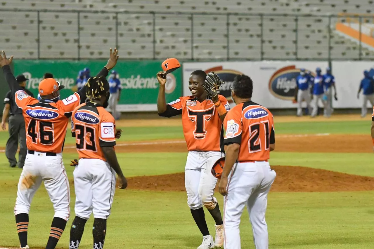 Toros blanquean y barren doble cartelera al Licey