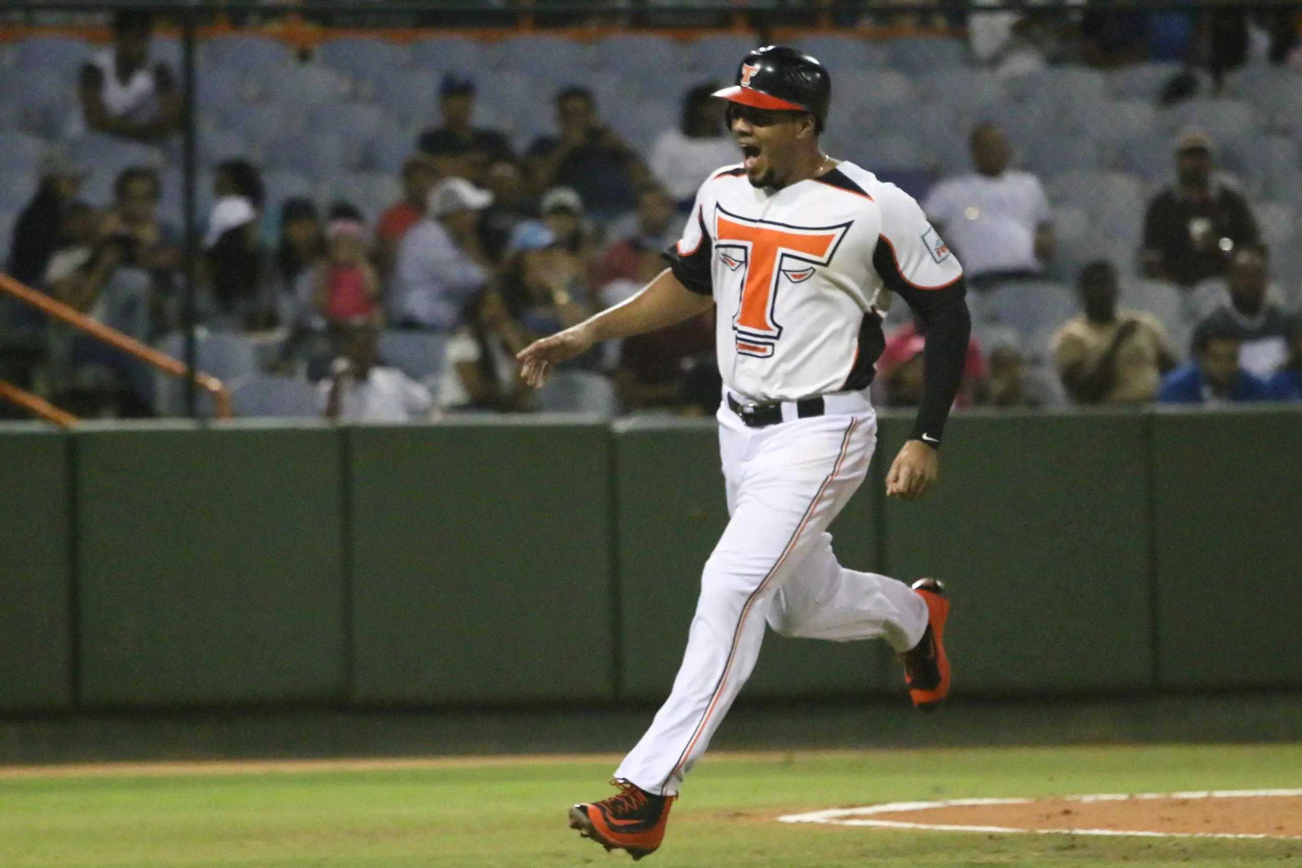 Toros anuncian la integración de Jeimer Candelario  