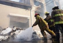 Fuego  reduce a cenizas fábrica en Villa Juana