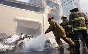 Fuego  reduce a cenizas fábrica en Villa Juana